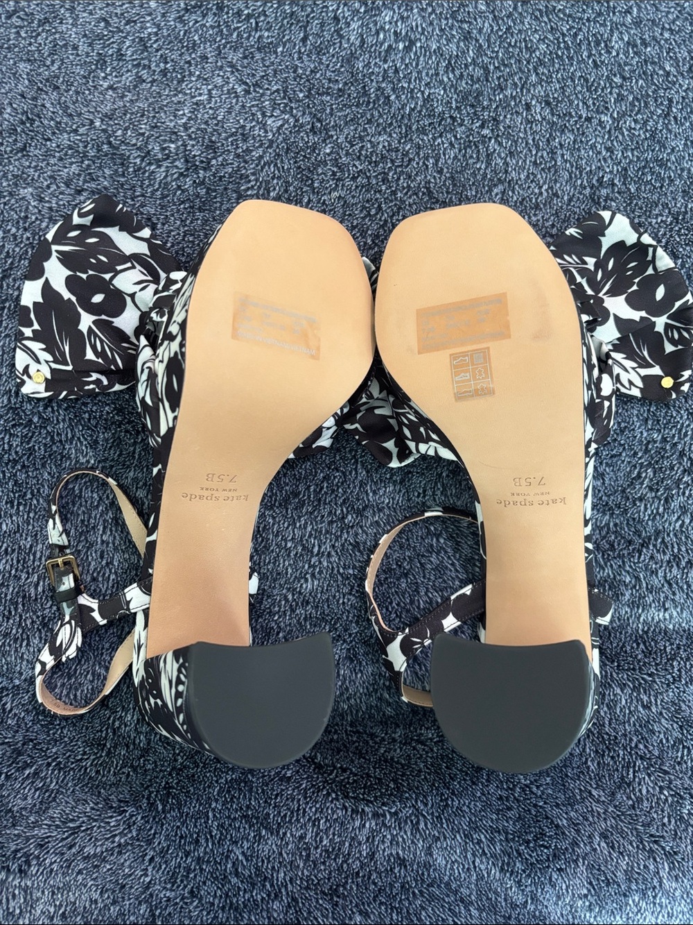 Kate Spade Bow Heels - Picture 4 of 7